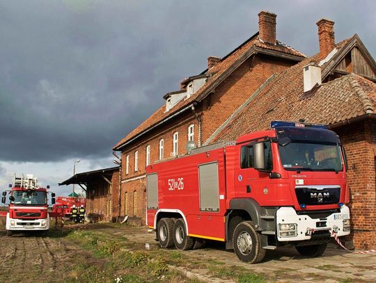 AKTUALIZACJA: Pożar budynku dworcowego w Skórczu. Ogień rozwijał się bardzo szybko (FOTO, FILM)