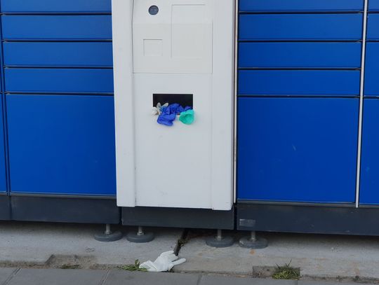 APEL REDAKCJI: Dbajcie o higienę, ale także o środowisko! Nie rzucajcie rękawiczek i maseczek na chodnik! 