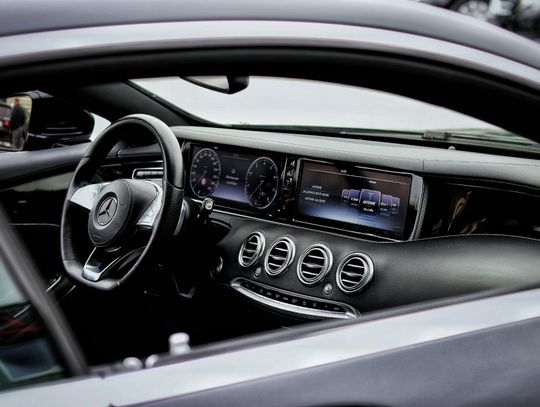 Auta z USA – jak wygląda proces sprowadzania samochodu do Polski?