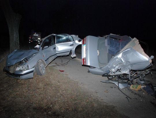 Auto rozerwało się na kilka części. Ciężko ranny kierowca