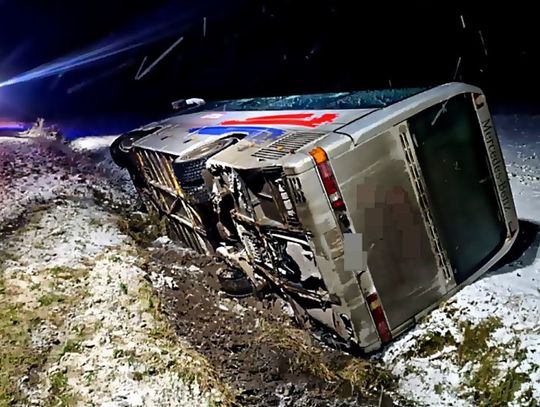 Autobus z pasażerami wywrócił się i wpadł do rowu. APELUJEMY DO KIEROWCÓW O OSTROŻNOŚĆ!!