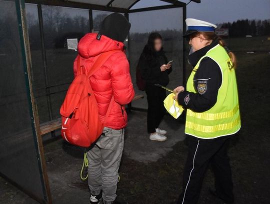 Bądź bezpieczny. Policjanci rozdawali na drodze odblaski