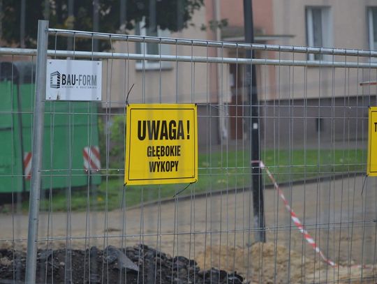 Bawią się w głębokich wykopach. Niebezpieczna zabawa może doprowadzić do tragedii? 