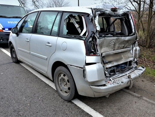 Betoniarką staranował citroena 