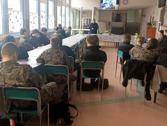 Bezpieczeństwo w sieci priorytetem policjantów. Spotkania z młodzieżą w Skórczu