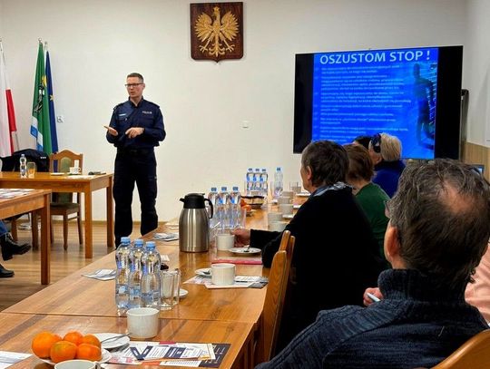 Bezpieczne Życie Seniorów—policjanci ostrzegają mieszkańców przed oszustami Bezpieczne Życie Seniorów—policjanci ostrzegają mieszkańców przed oszustami