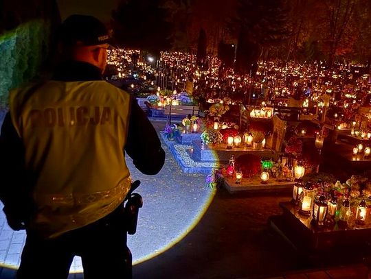 Bezpiecznie na cmentarz. Policjanci przypominają o zasadach przed Wszystkimi Świętymi