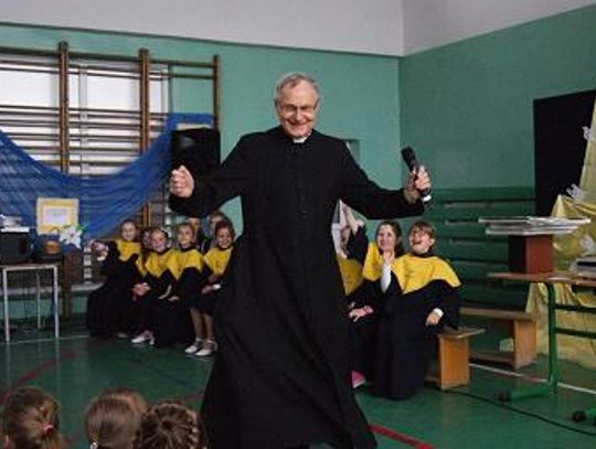 Biskup z „Ziarna”  porwał do tańca wszystkich. Dzień otwarty PSP im. Jana Pawła II w Skarszewach