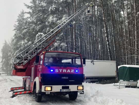 Blisko 60 interwencji strażaków w związku z intensywnymi opadami śniegu [FOTO]