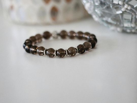 Bransoletka z kamieni naturalnych – kiedy biżuteria ma znaczenie