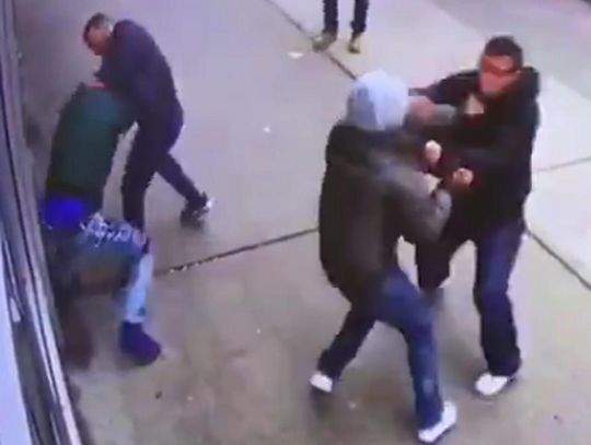 Brutalne pobicie w centrum miasta. Złamali mu czaszkę i nos