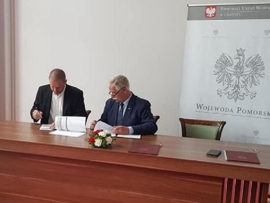 Burmistrz podpisał. Umowę Drogi w gminie zostaną utwardzone