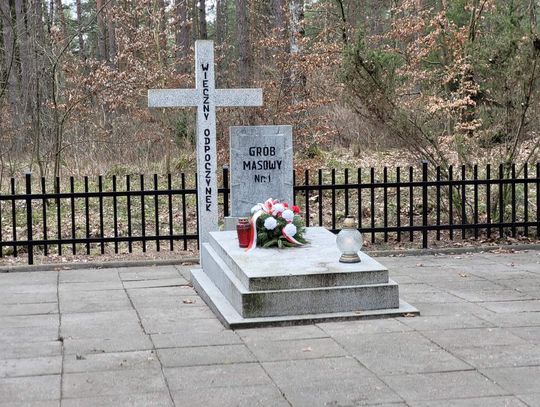 Ceremonia z oficjalną prezentacją tablicy upamiętniającej cmentarz żydowski w	Bączku