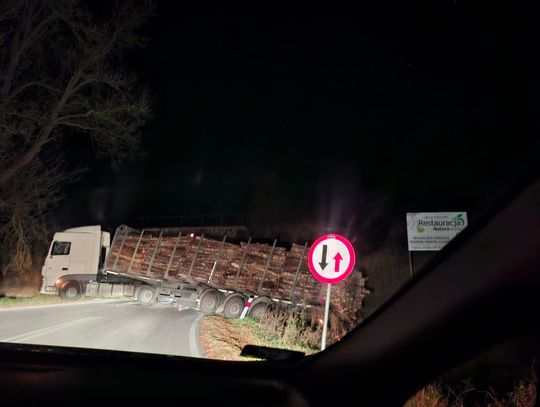 Chciał przejechać pod wiaduktem, a zablokował całą drogę. Kierowca ukarany mandatem