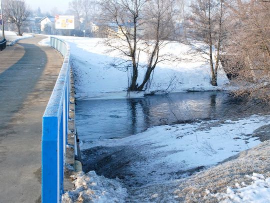 Chciał skoczyć z mostu do rzeki. Stanął na krawędzi - z zamiarem samobójczym