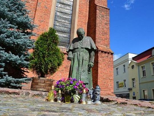 Chuligański wybryk. Sprofanowali pomnik Papieża 
