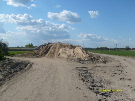 Ciągnikami zablokował drogę