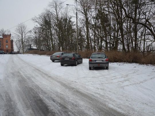 Ciało w aucie na parkingu. „Siedział w aucie, a w dłoni trzymał termos z herbatą”