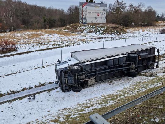 Ciężarówka spadła ze skarpy na autostradzie A1 w pobliżu miejscowości Klonówka