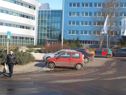 Ciężkie życie pacjenta - nikt nie chcę wziąć odpowiedzialności za brak miejsc parkingowych przy przychodni