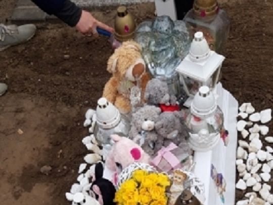 Cmentarne hieny grasują. Kto ukradł nagrobek śp. Karolinki?!