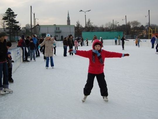 Czas na łyżwy! Dziś otwarcie lodowiska przy hali OSiR