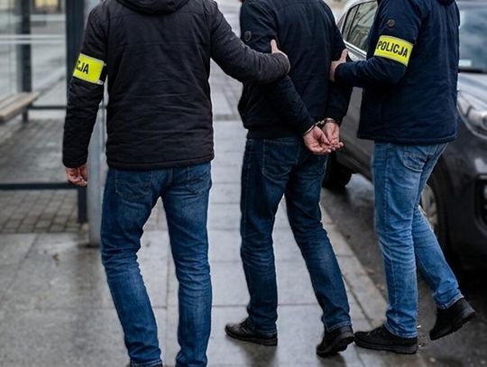 Czekał na autobus, a przyjechał... radiowóz