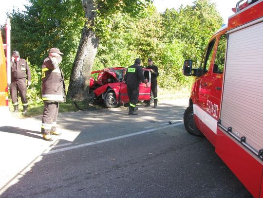 Czołowe zderzenie z drzewem pod Skarszewami