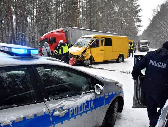 Czołówka mercedesa z tirem. Dwie osoby trafiły do szpitala [FOTO, FILM]