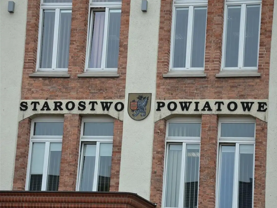 Czy ukraińska flaga zniknie sprzed Starostwa?  Domagają się tego mieszkańcy oraz radny