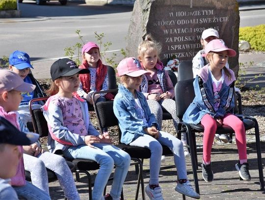 Czytamy w plenerze. Kierownik biblioteki w Zblewie: Nic nie zastąpi bezpośrednich spotkań z dziećmi