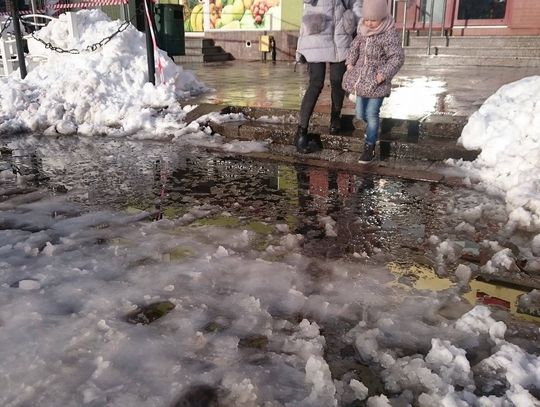 Czytelnicy alarmują - wciąż trudne warunki na drogach i chodnikach