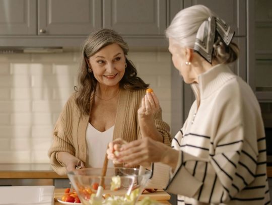 Dieta seniora: siła zdrowego jedzenia i... plasterka sera