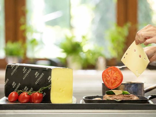 Dlaczego warto jeść ser żółty? Odkrywamy jego ukryte korzyści