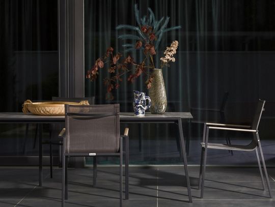 Dlaczego warto wybrać meble metalowe na swój taras?