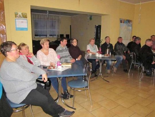 Drogi, świetlica  i wóz strażacki. Zebranie wiejskie w Hucie Kalnej