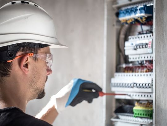 Drzwiczki rewizyjne a estetyka wnętrz - jak ukryć dostęp do instalacji?