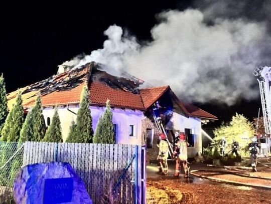 Duży pożar domu w Janinie. Na miejscu 18 zastępów straży pożarnej