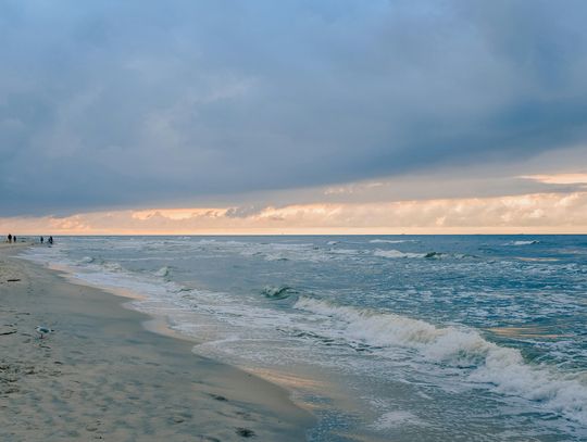Dwa pomysły na Bałtyk: apartament z basenem w centrum czy cisza za wydmą?