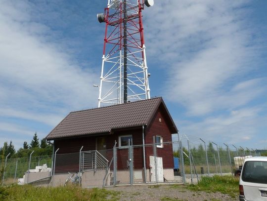 Dwaj nastolatkowie wspięli się na maszt antenowy. Zauważyli ich policjanci z noktowizorem
