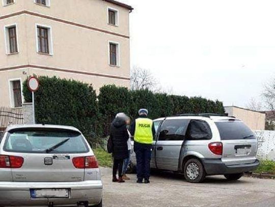 „Dziecko płakało i krzyczało wniebogłosy”. Zgłaszający twierdzą, że przebywało w aucie ponad godzinę