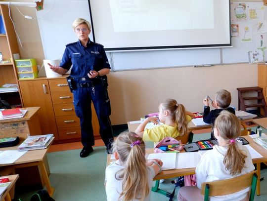 Dzielnicowa opowiadała dzieciom o bezpiecznych wakacjach