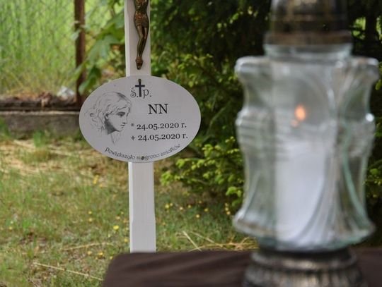  Dziś odbył się pogrzeb noworodka odnalezionego przy ulicy Iwaszkiewicza. Nadal trwa śledztwo mające wyjaśnić okoliczności  jego śmierci 