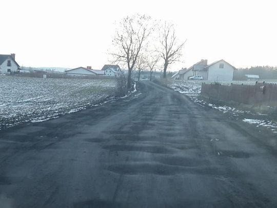 Dziura na dziurze. „Ciężko jest nawet przejechać autem”