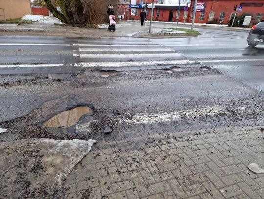 Dziura na dziurze. Kierowcy skarżą się na fatalny stan dróg w powiecie starogardzkim Dziura na dziurze. Kierowcy skarżą się na fatalny stan dróg w powiecie starogardzkim