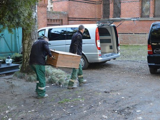 Ekshumacja ciała dra. Stanisława Rowińskiego na cmentarzu w Kocborowie