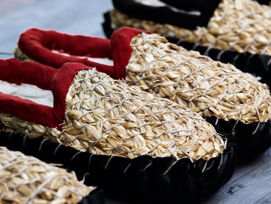 Eleganckie czy śmieszne kapcie damskie – które wybrać?