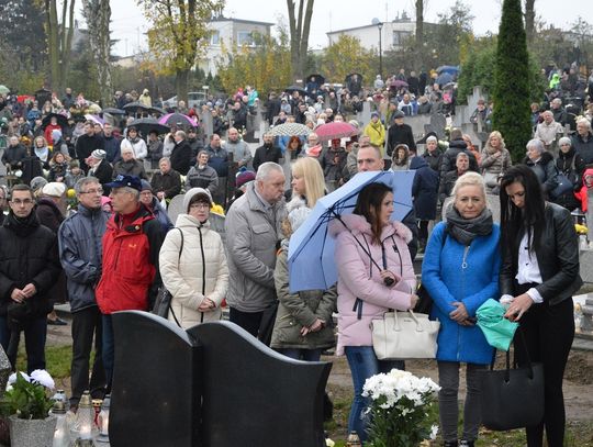 FILM, FOTO: Dziś dzień Wszystkich Świętych. Tysiące osób odwiedziły cmentarze
