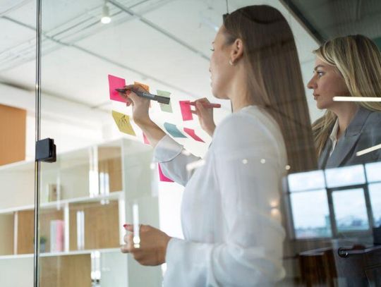 Folie lustrzane dla firm - Jak połączyć nowoczesny design z realnymi oszczędnościami?