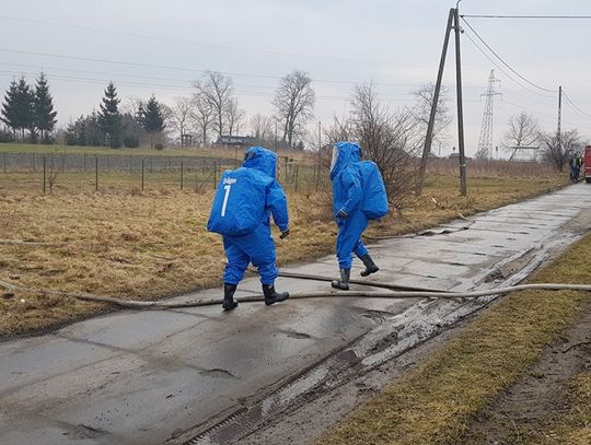 Fosfor biały składowany w garażu nieopodal szkoły? Na miejsce ściągnięto specjalne jednostki 